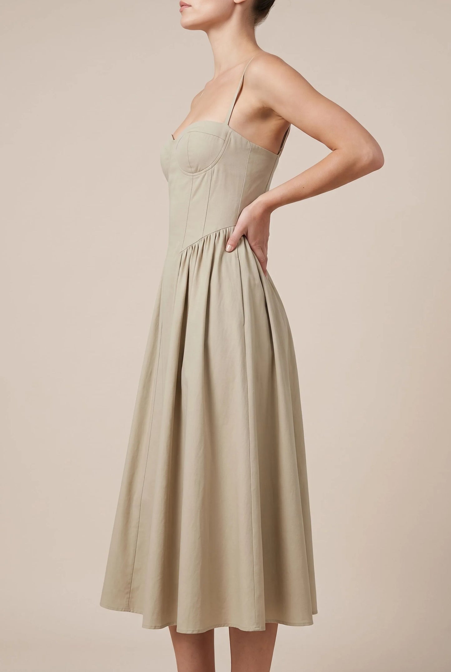 Avenique | Elegancka Sukienka Gorsetowa Midi Na Cienkich Ramiączkach