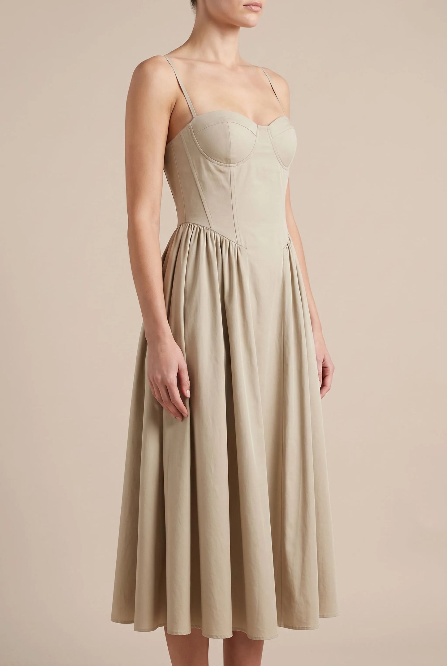 Avenique | Elegancka Sukienka Gorsetowa Midi Na Cienkich Ramiączkach