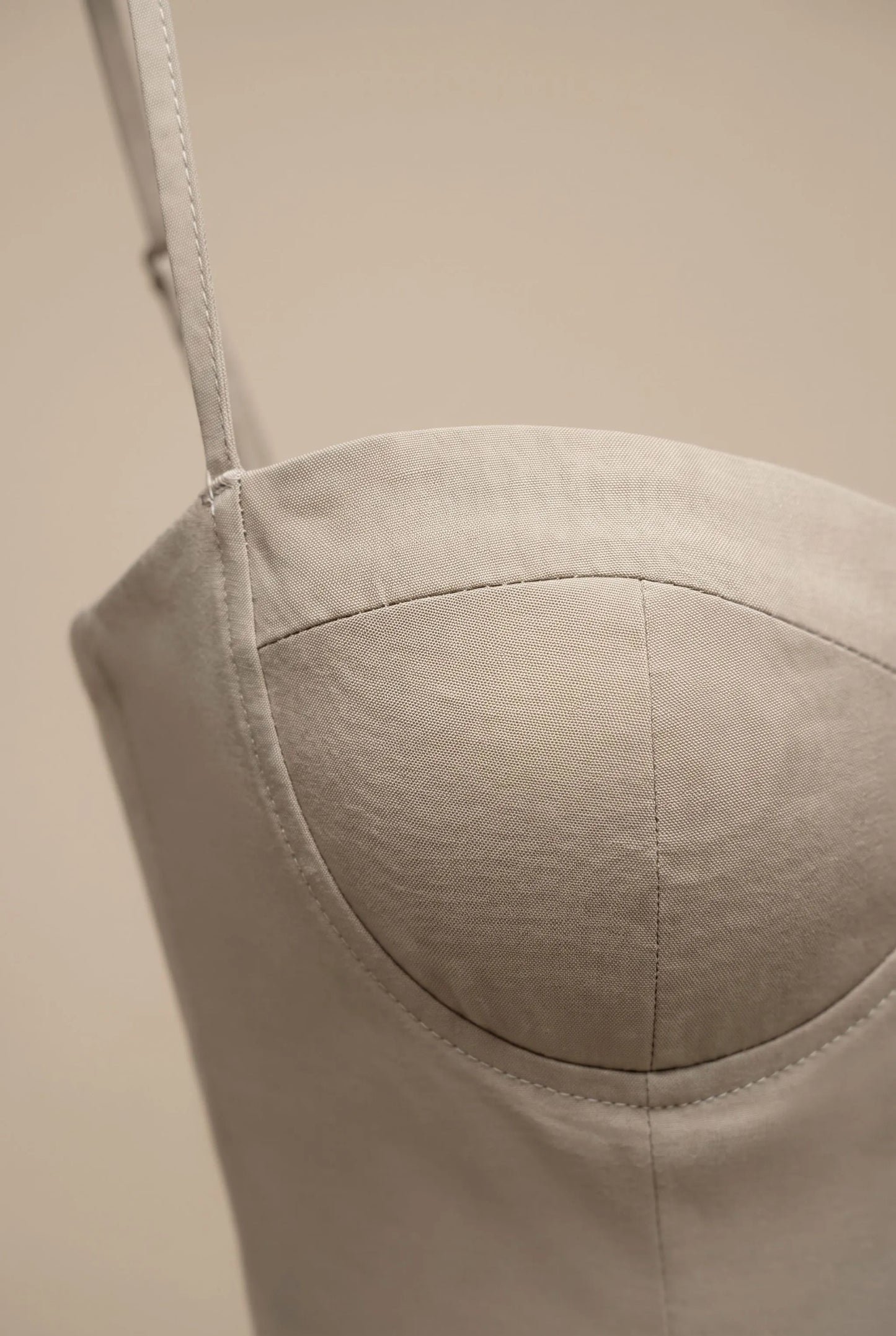 Avenique | Elegancka Sukienka Gorsetowa Midi Na Cienkich Ramiączkach