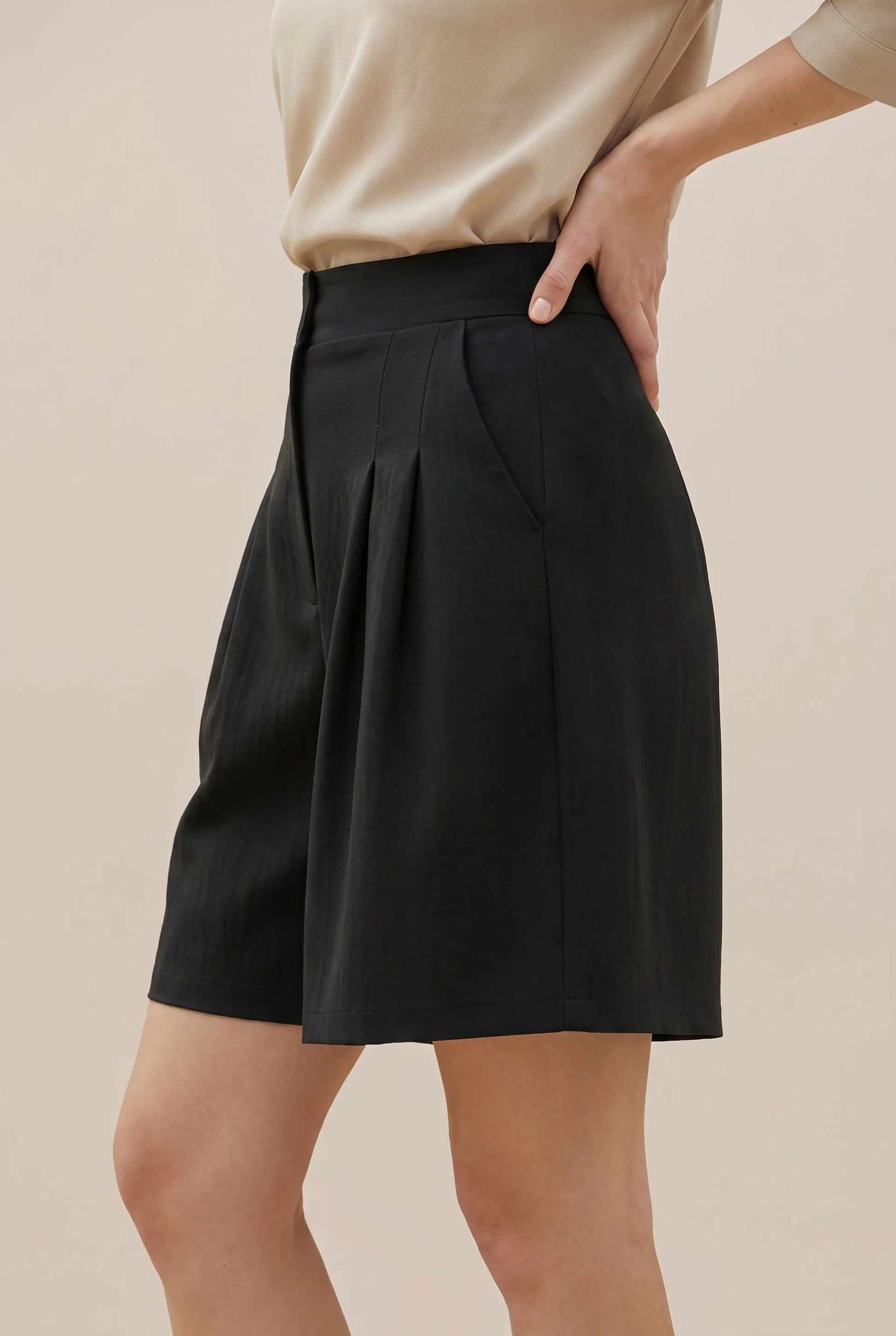 Calyra | Szerokie Szorty Damskie Z Zakładkami