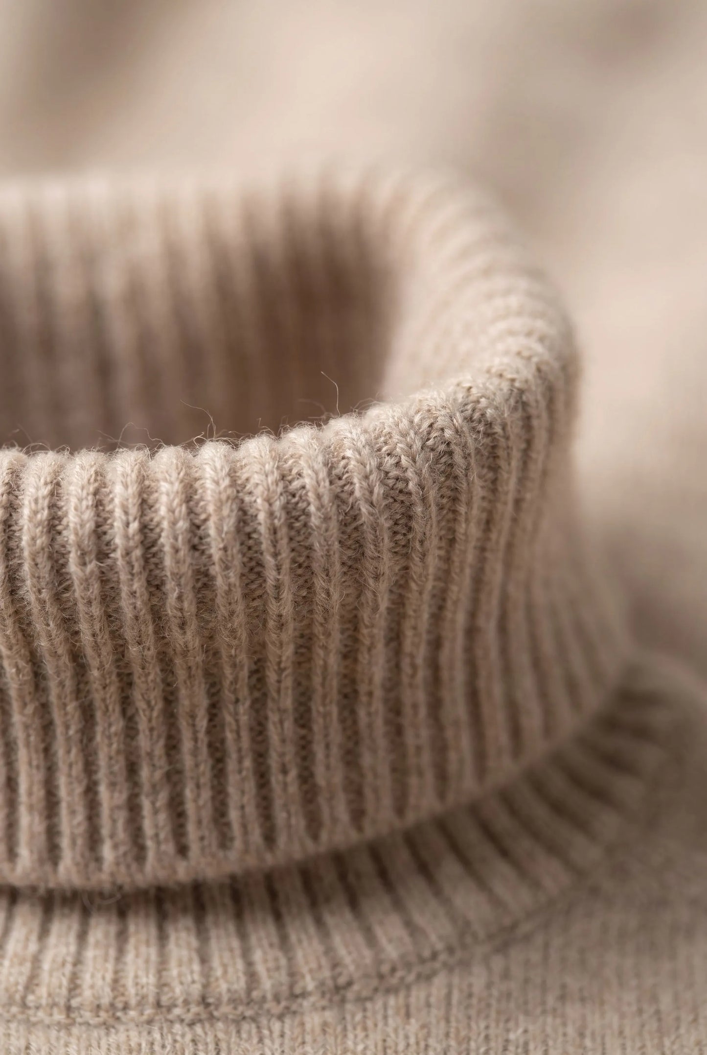 LuminaKnit | Damski Sweter Z Golfem