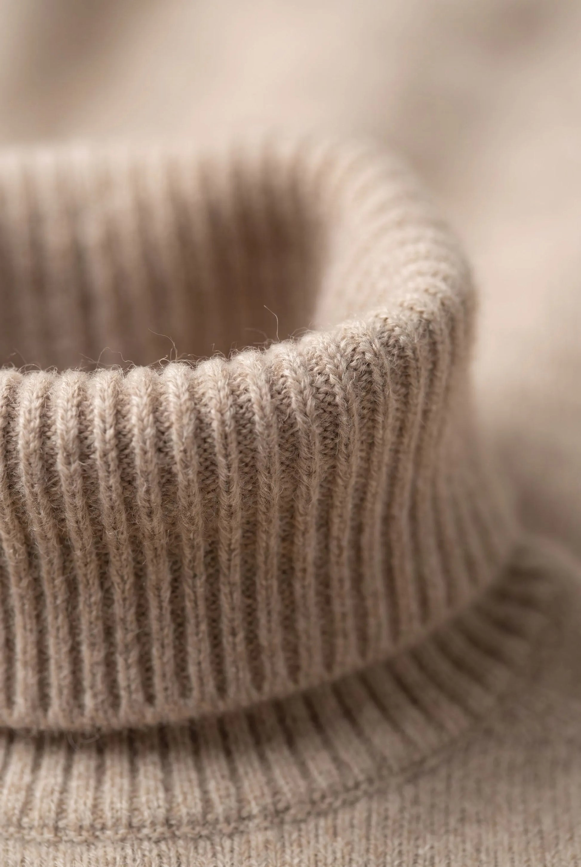 LuminaKnit | Damski Sweter Z Golfem