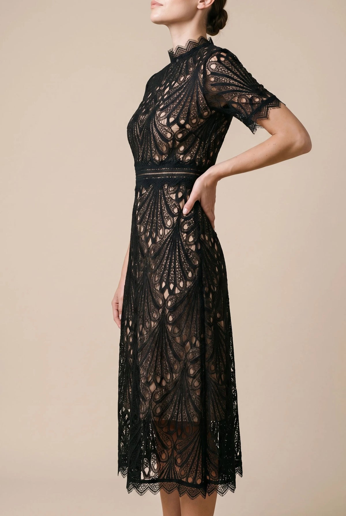 Vesperelle | Elegancka Ażurowa Sukienka Midi Z Krótkim Rękawem